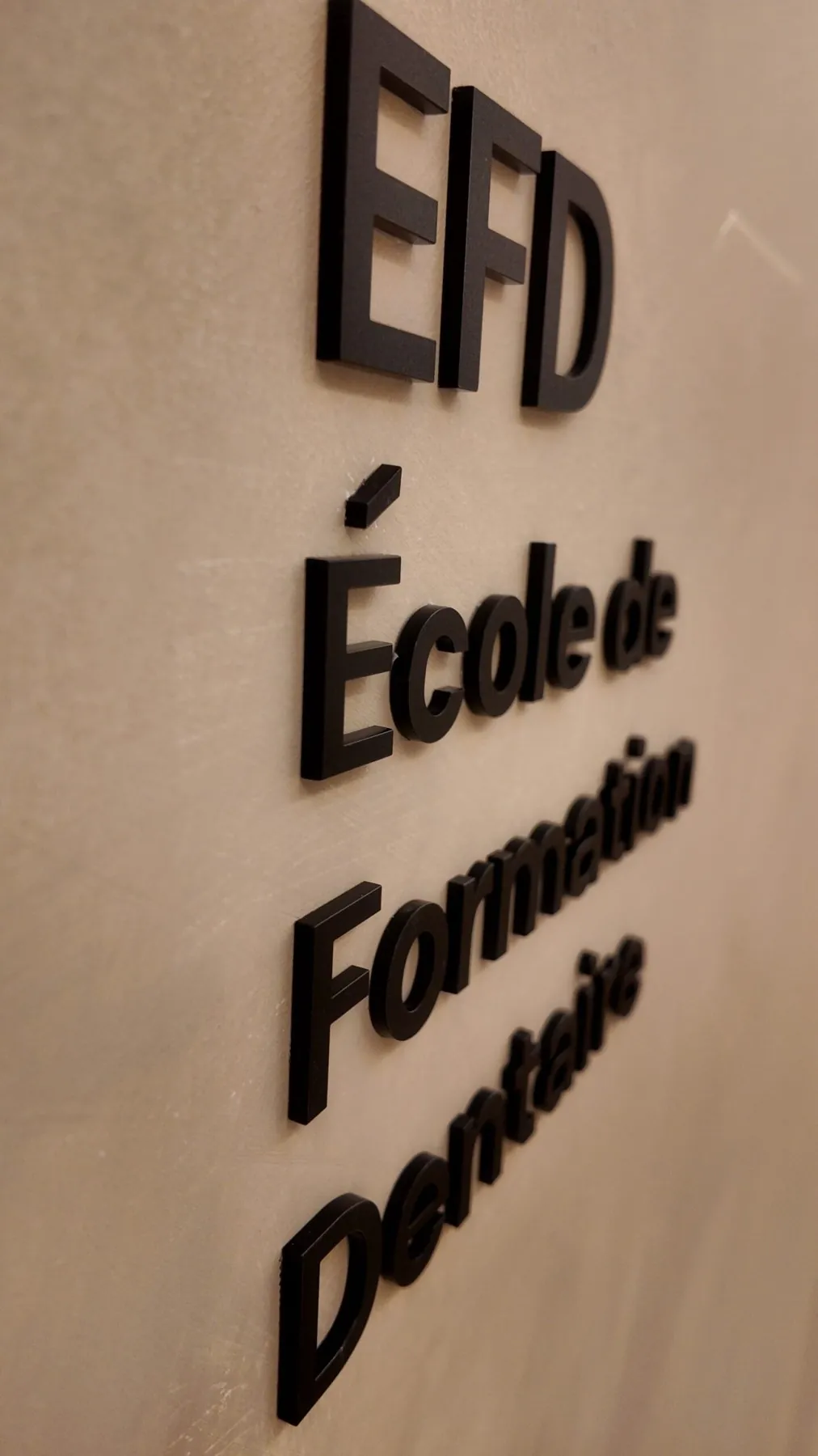 Lettres découpées en relief sur un mur d’accueil
