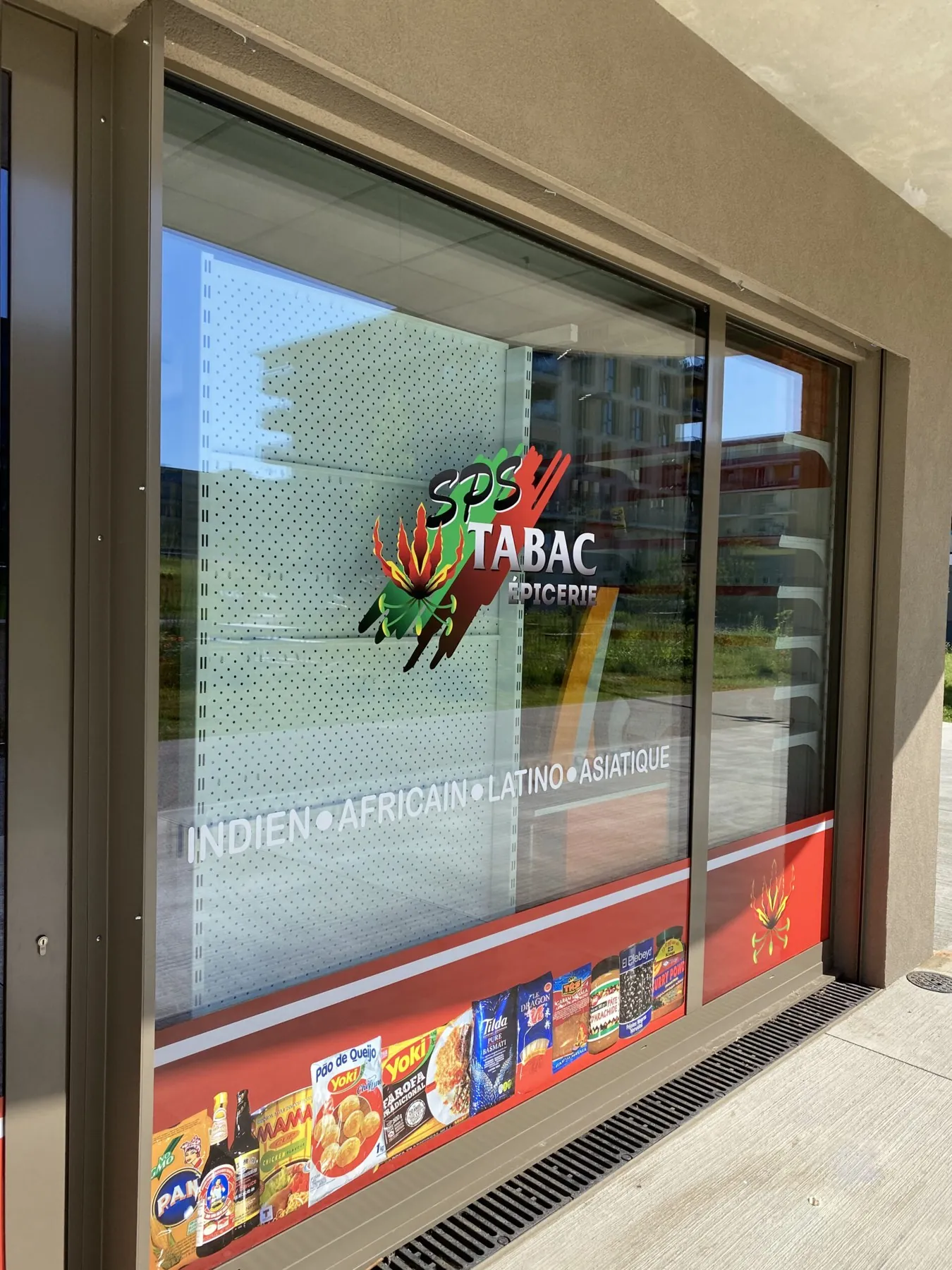 Vitrine de commerce habillée d’un logo adhésif